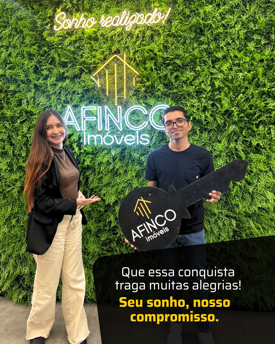 Casal com chaves do imóvel